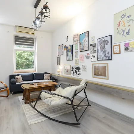 Seven Apartment *